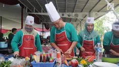 Karyawan Badan Pengkajian dan Penerapan Teknologi (BPPT) beradu cepat saat lomba masak di Puspitek, Setu, Tangerang Selatan, Kamis (24/1). Lomba masak ini bertema 'Masakan Nusantara'. (Merdeka.com/Arie Basuki)