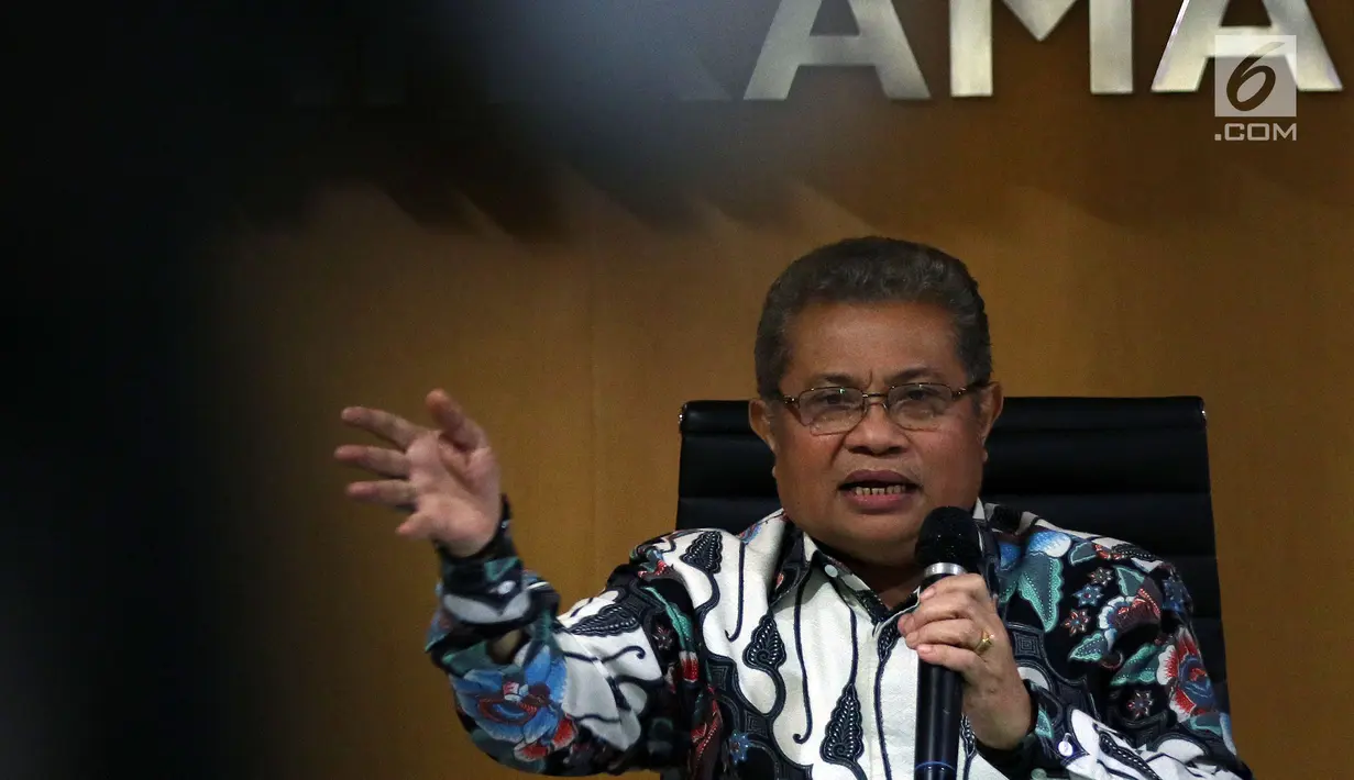 Juru Bicara Mahkamah Agung (MA), Andi Samsan Nganro memberikan keterangan terkait putusan Baiq Nuril, di Jakarta, Senin (8/7/2019). MA memahami putusan PK Baiq Nuril menuai pro-kontra namun, menolak jika putusan PK Baiq dianggap Ombudsman RI berpotensi maladministrasi. (Liputan6.com/Johan Tallo)