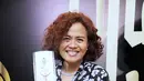 Produser film Mira Lesmana tidak bisa menyembunyikan kegembiraannya. Film yang baru saja diproduseri, Athirah berhasil memborong enam piala dalam ajang Festival Film Indonesia 2016. (Adrian Putra/Bintang.com)