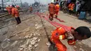 Petugas pemadam kebakaran menarik selang air usai memadamkan kapal nelayan yang terbakar di Pelabuhan Muara Angke, Jakarta, Jumat (27/2/2015). Diduga kebakaran disebabkan korsleting listrik. (Liputan6.com/Johan Tallo)
