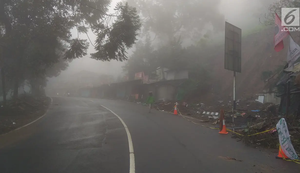 Suasana jalanan lenggang di kawasan Puncak, Bogor, Jawa Barat, Rabu (14/2). Akibat penutupan jalur di kawasan itu pasacalongsor, sejumlah tempat wisata di kawasan Ciloto sampai Cipanas sepi dari aktivitas pengunjung. (Liputan6.com/Achmad Sudarno)