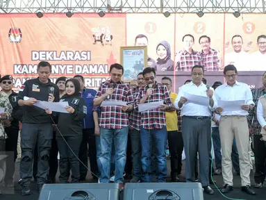 Tiga pasangan calon Gubernur DKI Jakarta membacakan deklarasi damai untuk kampanye pilgub nanti, Jakarta, Sabtu (29/10). KPU DKI Jakarta gelar deklarasi kampanye damai pemilihan Gubernur dan Wakil Gubernur DKI Jakarta 2017. (Liputan6.com/Yoppy Renato)