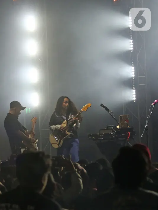Aksi vokalis Svmmerdose Tarapti Ikhtiar Rinrin saat konser perdana di The Pallas SCBD, Jakarta Selatan, Sabtu (15/2/2020). Band Svmmerdose menggelar konser perdananya yang bertajuk Don't Fall In Love With Me dengan membawakan lagu seperti Stockholm, Got It All. (Liputan6.com/Herman Zakharia)