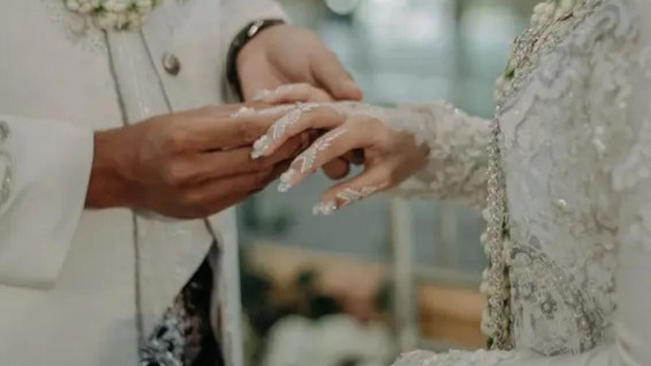 Momen Unik Pasutri Baru Datangi TPS buat Nyoblos, Penampilannya Masih Pakai Baju Pengantin Langsung Disorot