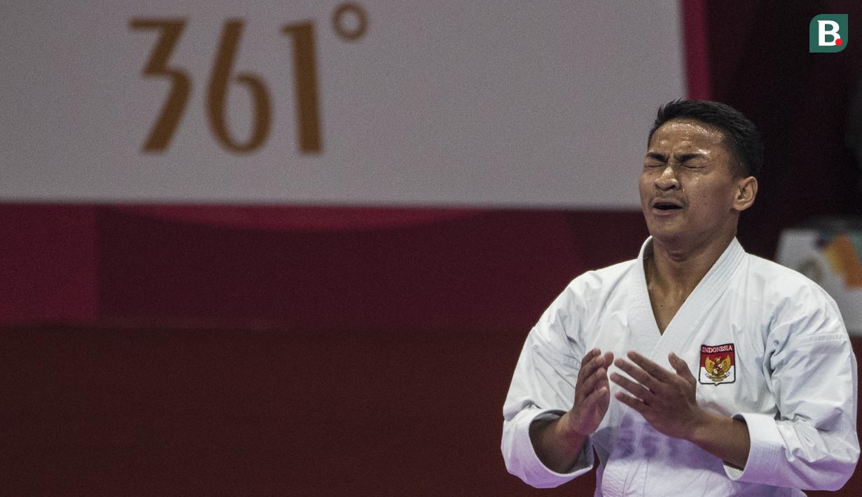 Karateka Indonesia, Ahmad Zigi Zaresta, berdoa usai tampil pada nomor kata cabang karate Asian Games XVIII di JCC Senayan, Jakarta, Sabtu (25/8/2018). Dirinya berhasil meraih medali perunggu. (Bola.com/Vitalis Yogi Trisna)