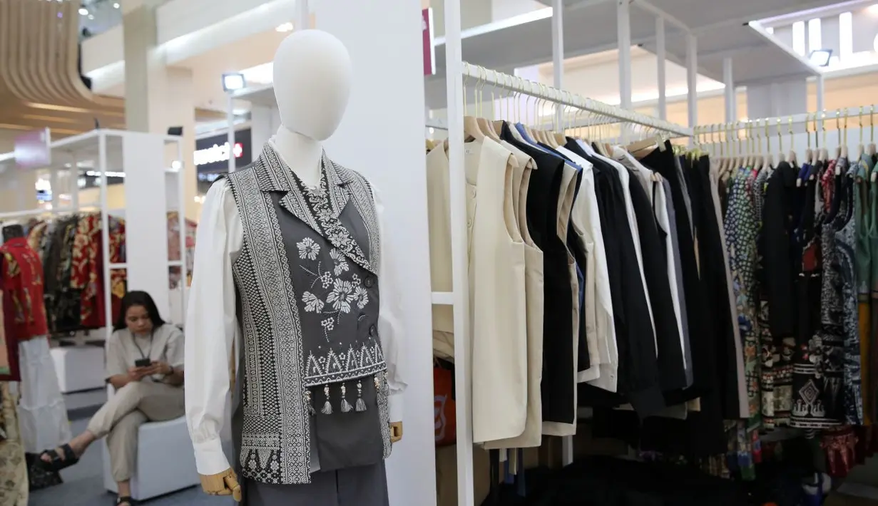 She_Ku menambahkan karakter smart casual ke dalam desain kebaya, menciptakan busana yang fleksibel dikenakan di berbagai acara. Detail draperi dan berbagai pilihan warna serta memberikan nuansa segar. (foto/dok: fimela.com)