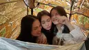 Kebersamaan Richelle Skornicki, Aisyah Aqilah dan Cantika Putri Kirana bak kakak adik di balik layar. Pancarkan pesona tersendiri, netizen terkesima dengan kecantikan tiga pemain series Cinta Mati ini meski pamer ekspresi kocak sekalipun. Bertemu setiap hari di lokasi syuting, tak heran jika satu sama lainnya sangat dekat bahkan hingga syutingnya sudah berakhir. (Liputan6.com/IG/@chelle.gs)