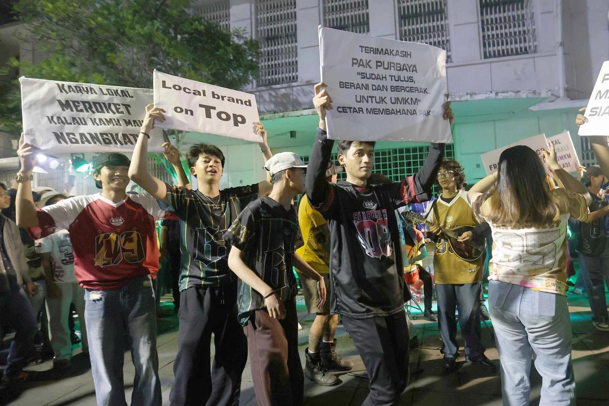 FOTO: Seniman dan Komunitas Rayakan Dukungan bagi UMKM Konveksi Lokal