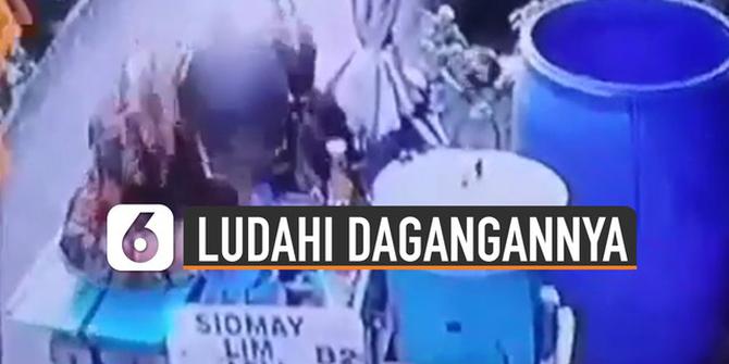 VIDEO: Viral Penjual Siomay Ludahi Dagangannya Sendiri
