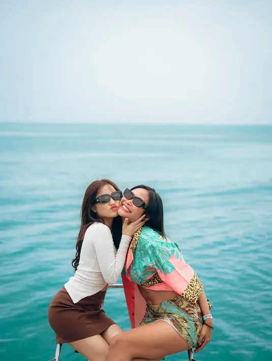 Di momen yang berbeda, Fuji berpose dengan Sarah Tumiwa mengenakan outfit pamer body goals yang sempurna. [Foto: Instagram/fuji_an]