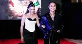 Menggendong seorang wanita usai kandasnya pernikahannya dengan Wendy Walters, menimbulkan kecurigaan bahwa Shakilla Astari adalah pacar baru Reza Arap.  Saat ini Shakilla tampil cantik dalam balutan gaun korset berwarna hitam putih berbahan satin.  Sementara Reza tetap tampil gaya dengan outfit serba hitam (Liputan6.com/IG/@ybrap)