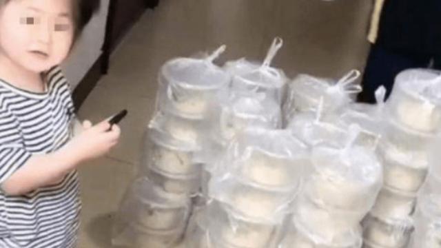 Dibiarkan Main Ponsel, Bocah Ini Tak Sengaja Pesan 100 Mangkuk Mi