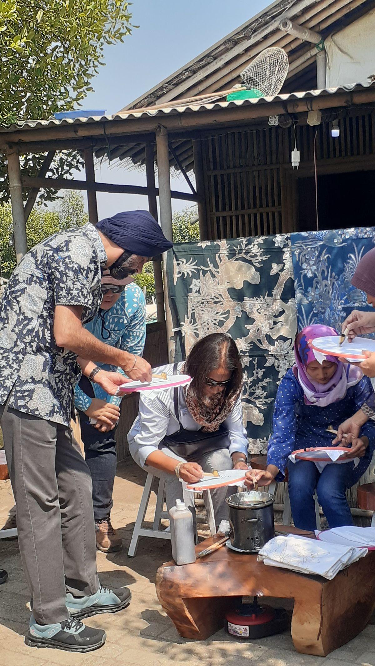"Jadi menurut saya bakau tidak hanya persoalan erosi dan karbon, tapi juga mengubah hidup keluarga," ujarnya usai berkunjung ke Teluk Naga.