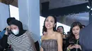 Andien Aisyah turut hadir mengenakan strapless mini dress bling-bling warna hitamnya. [Foto: Fimela/Daniel Kampua].