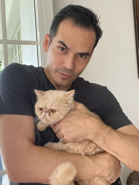 Seperti kebanyakan artis, Atalarik Syach juga memelihara kucing. Setiap akhir pekan atau saat libur syuting, bintang sinetron Love Story the Series itu tidak lupa untuk mengajak kucingnya bermain. Anak bulu berwarna cokelat itu pun terlihat tenang saat didekap oleh pemiliknya. (Liputan6.com/IG/@ariksyach)