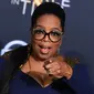 Aktris sekaligus presenter, Oprah Winfrey menghadiri premier film "A Wrinkle In Time" di Hollywood’s El Capitan Theater, Los Angeles, Senin (26/2). Oprah Winfrey datang dalam balutan Atelier Versace mididress warna navy. (Jordan Strauss/Invision/AP)