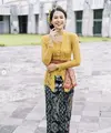 Tampil berbalut songket Bali, tampilan Maudy Ayunda begitu anggun. Paduan warna-warna benang yang cerah berpadu kebaya sederhana, membuat gayanya semakin stunning. [Instagram/ Didiet Maulana]