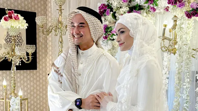 Potret Pernikahan Zumi Zola dan Putri Zulkifli Hasan di Madinah, Arab Saudi.