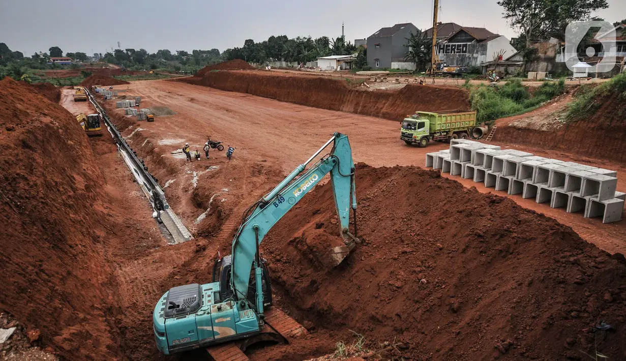 Aktivitas pekerja menyelesaikan proyek Tol Cijago seksi 3 ruas Limo-Kukusan, Tanah Baru, Depok, Jawa Barat, Minggu (3/10/2021). Proyek Tol Cijago seksi 3 ruas Limo-Kukusan diharapkan mulai beroperasi Juni 2022. (merdeka.com/Iqbal S. Nugroho)