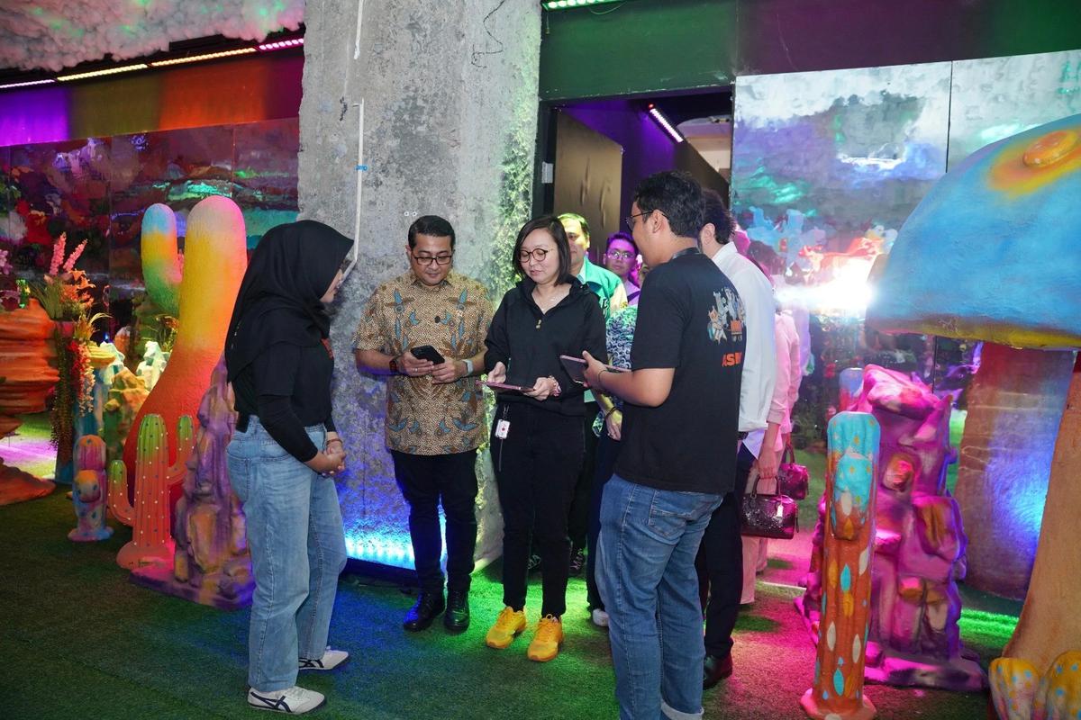 Menteri Ekonomi Kreatif, Teuku Riefky Harsya bersama Wakil Menteri Ekonomi Kreatif, Irene Umar mengunjungi pameran Pipilaka Calling di Sarinah Thamrin
