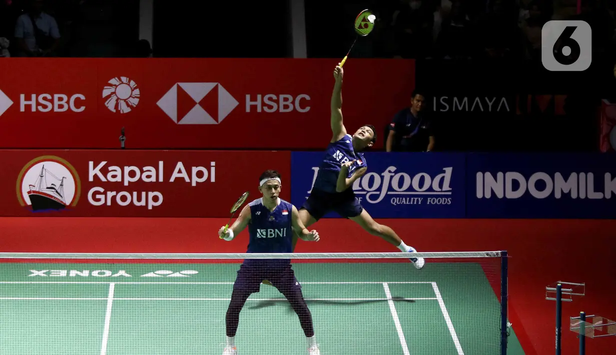 Fajar dan Rian memulai gim kedua dengan mulus. Pasangan ganda putra nomor satu dunia itu membuka keunggulan 5-1, lalu memimpin 11-6 saat jeda. (Liputan6.com/Herman Zakharia)