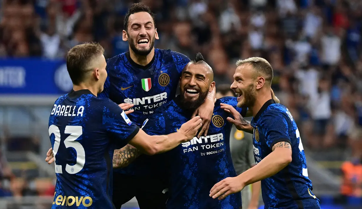 Inter Milan berhasil tekuk Genoa pada giornata pertama Liga Italia musim 2021/2022. Walapun sudah tak diperkuat oleh Romelu Lukaku sebagai penyerang andalannya, Nerazzurri malah mampu mencetak gol lebih dari tiga. (Foto: AFP/Miguel Medina)