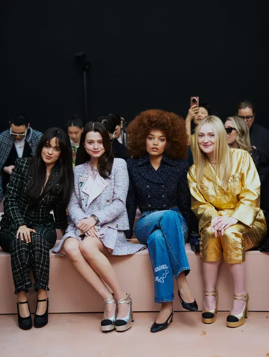 Berada di front row, Camila Cabello tampil kece dengan setelan celana dan jaket tweed hitam. Dipadu dengan heels pantofel hitam [Chanel]