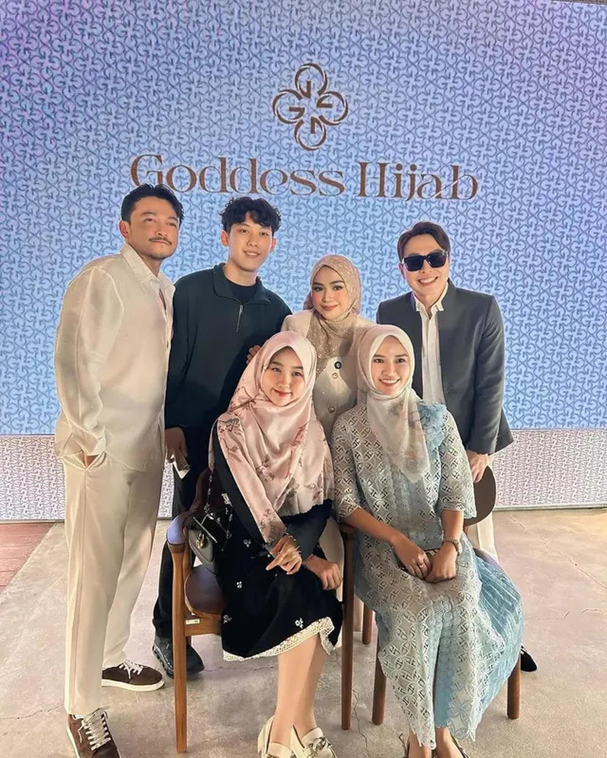 7 Potret Reni Effendi Istri dr Richard Lee Belajar Pakai Hijab