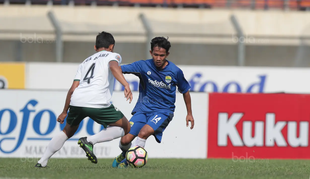 Pemain Persib Bandung U-19, Asep Saepul (kanan) mencoba melewati adangan pemain PS TNI U-19, Yoga Alam pada lanjutan Liga 1 2017 U-19 di Stadion Si Jalak Harupat, Sabtu (05/8/2017). (Bola.com/Nicklas Hanoatubun)
