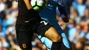 Ahmed Elmohamady (kiri) merupakan salah satu pemain Mesir yang pada 2017 berlaga di Premier League, Elmohamady berkostum Hull City pada musim 2016-2017. (AFP/Geoff Caddick)