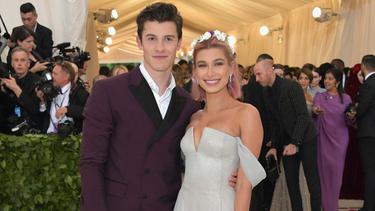Hailey Baldwin Tunangan Shawn Mendes Langsung Kirim Pesan