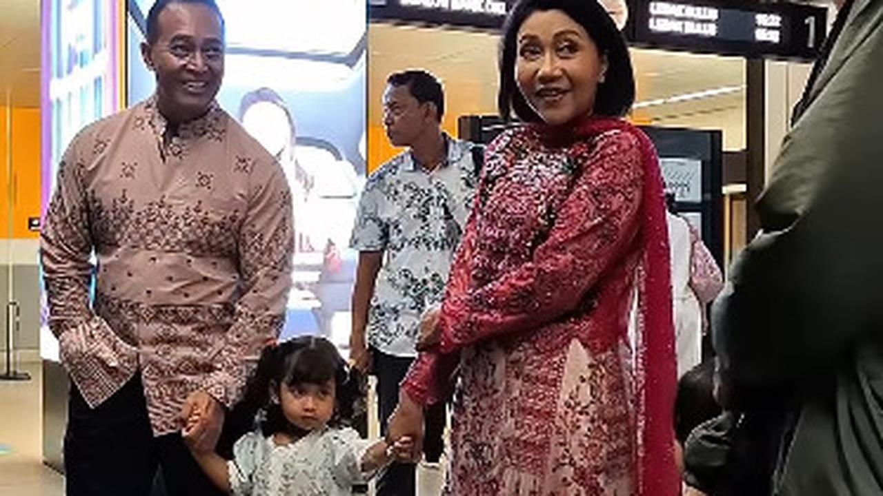 Mantan Panglima TNI Ajak Jalan-Jalan Cucu Naik MRT