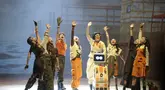 Para pemeran teater tampil dalam pertunjukan musikal Senja Teduh Pelita di Graha Bhakti Budaya, Taman Ismail Marzuki (TIM), Jakarta, Jumat (3/7/2026). Musikal ini diadaptasi dari lagu grup musik Maliq & D’Essentials yang  menceritakan tentang sekelompok anak-anak di masa depan yang berusaha membangun kembali dunia yang sudah hancur dan menyelamatkan orangtua mereka.(Kapanlagi.com/Budy Santoso)