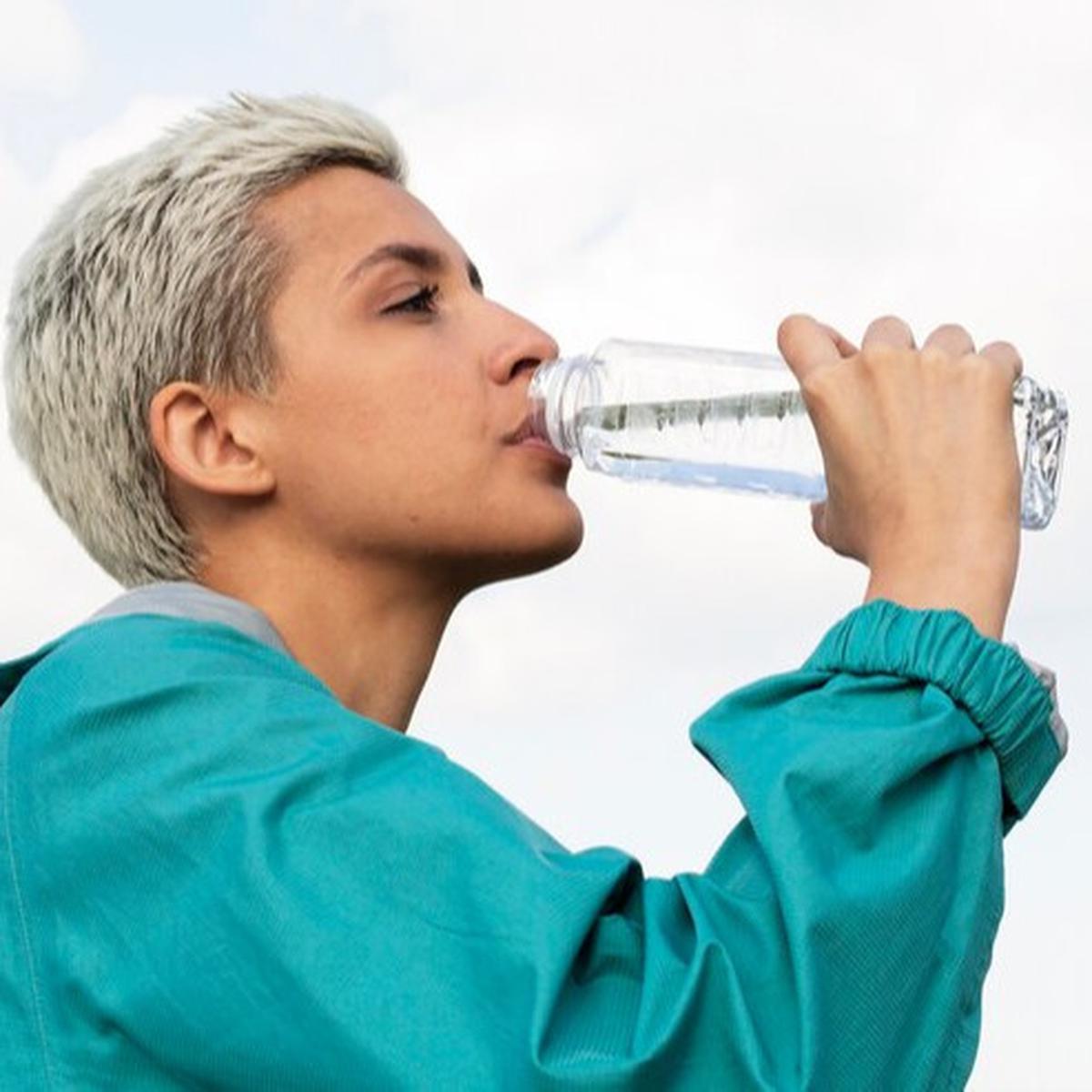 ilustrasi minum air putih