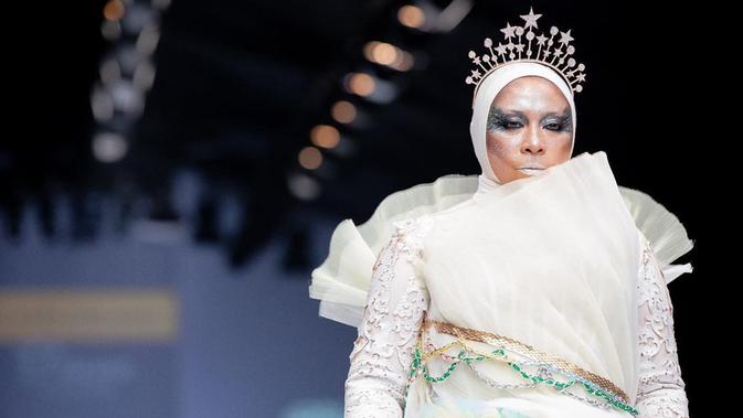 Potret Melly Goeslaw di Jakarta Fashion Week 2020 (sumber: instagram/melly_goeslaw)
