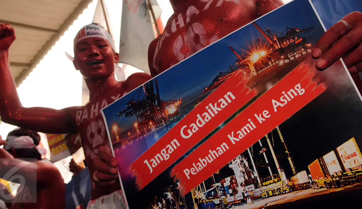 Sejumlah pekerja JICT melakukan aksi unjuk rasa di depan Gedung KPK, Jakarta, Kamis (10/3/2016). Dalam aksinya mereka menuntut penuntasan kasus perpanjangan kontrak PT Jakarta International Container Terminal (JICT). (Liputan6.com/Helmi Afandi)