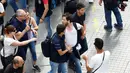 Polisi anti-huru-hara membubarkan pegiat gay di Istanbul, Minggu (26/6). Ratusan orang berkumpul di Istiklal Avenue, untuk melancarkan pawai tahunan LGBTI, meskipun larangan diumumkan oleh Pemerintah Turki satu pekan sebelumnya. (REUTERS/Osman Orsal)