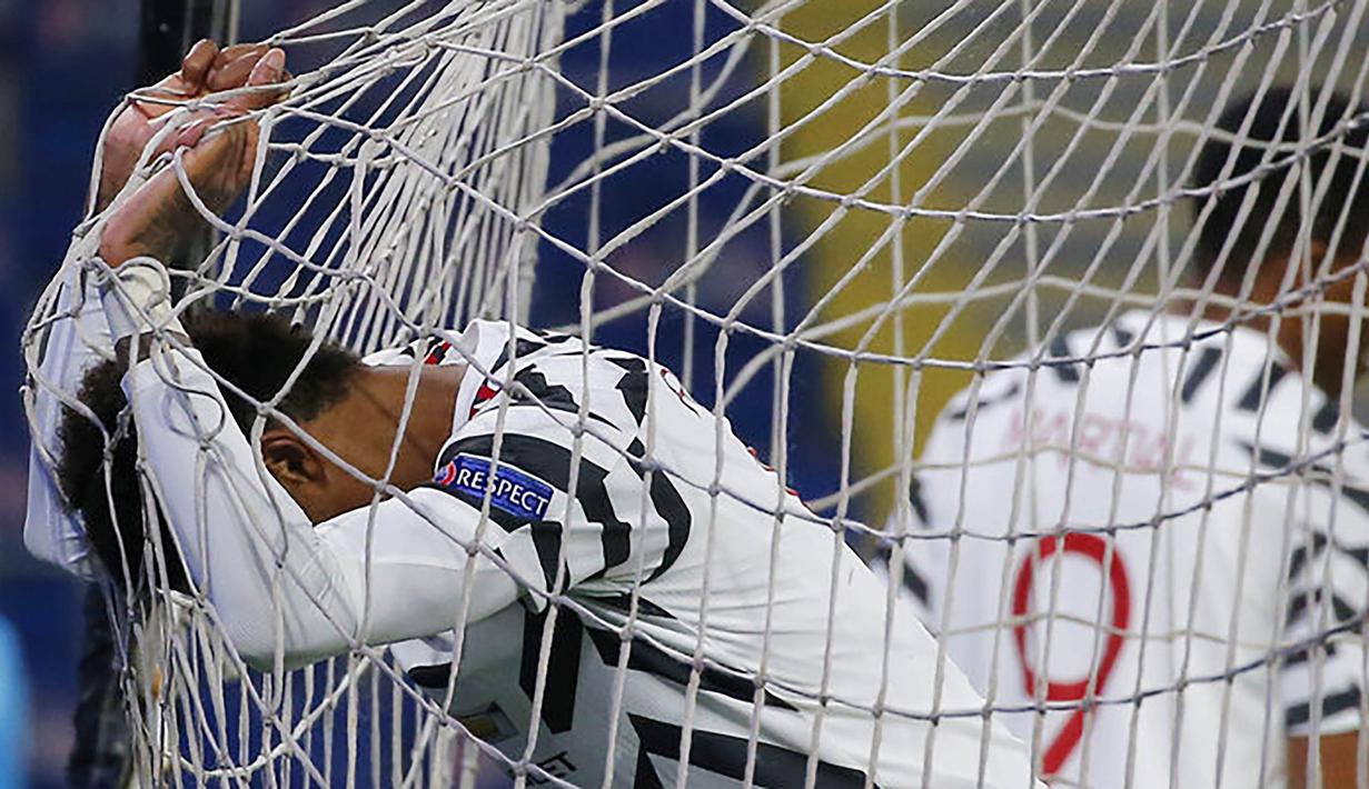 Penyerang Manchester United, Marcus Rashford, tampak kecewa usai ditaklukkan Istanbul Basaksehir pada laga Liga Champions di Stadion Fatih Terim, Kamis (5/11/2021). MU kalah dengan skor 2-1. (AP Photo)