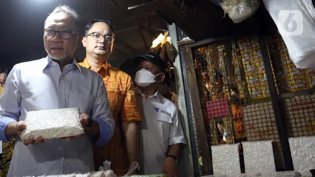 FOTO: Jelang Idul Adha, Menteri Perdagangan Zulkifli Hasan Pantau Harga Bahan Pokok di Pasar Cibubur