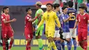 Para pemain Timnas Jepang dan Indonesia saling bersalaman setelah berakhirnya laga ketiga Grup D Piala Asia 2024 yang dimenangkan Jepang dengan skor 3-1 di Al-Thumama Stadium, Doha, Qatar, Rabu (24/1/2024) malam WIB. (AFP/Giuseppe Cacace)