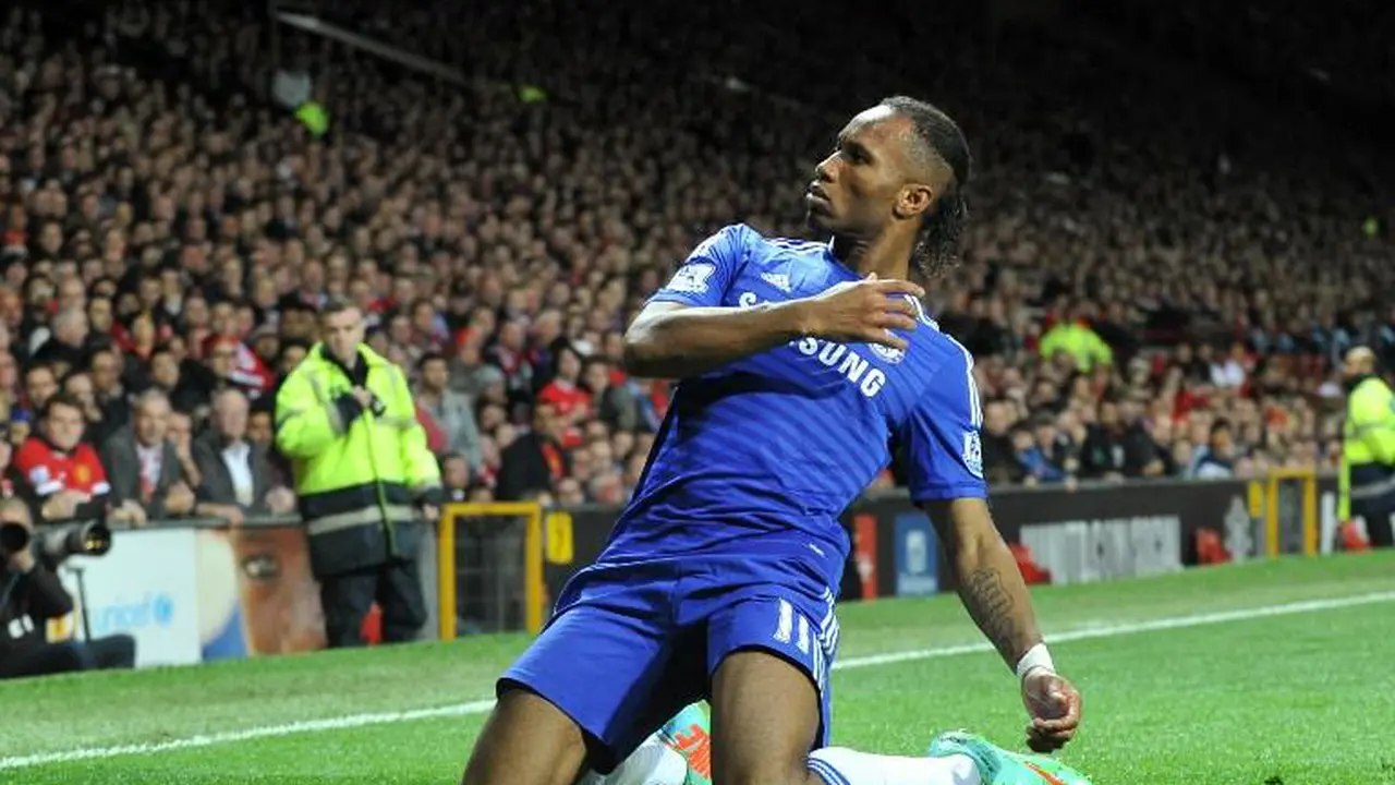 Selebrasi Drogba setelah bobol gawang MU