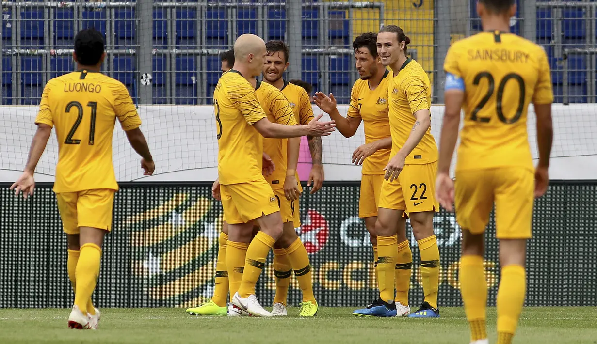 Selebrasi gol para pemain Australia ke gawang Republik Ceska pada laga uji coba di St Poelten, Austria, (1/6/2018). Australia menang 4-0. (AP/Ronald Zak)