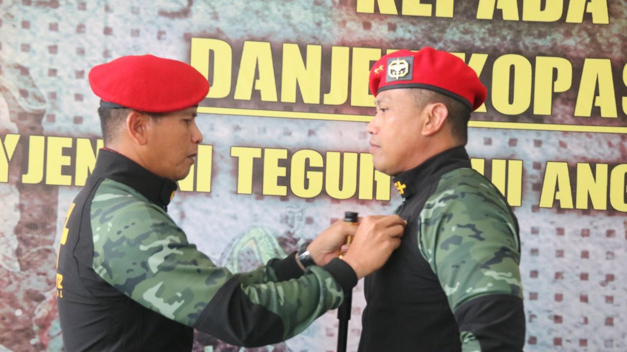 Danpusdiklatpassus Kopassus Brigjen TNI Thevi A Zebua menyematkan Brevet Terjun Bebas Militer (TBM) kepada Danjen Kopassus Mayjen TNI Teguh Muji Angkasa.