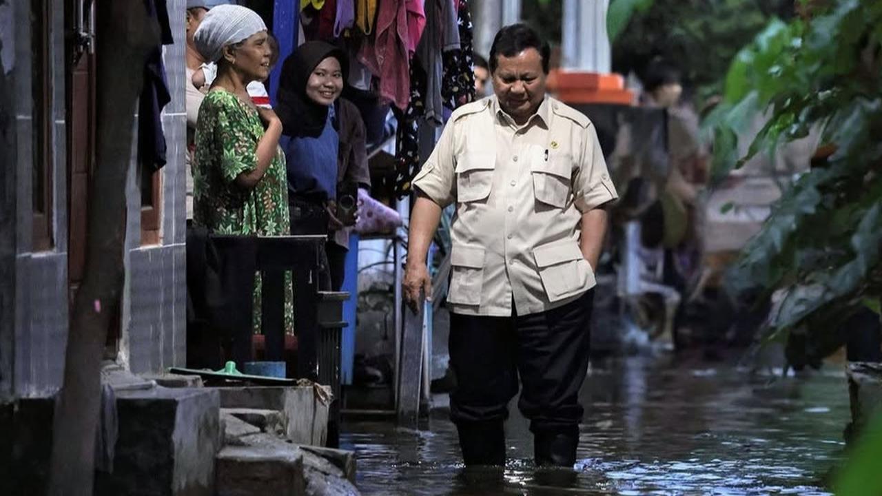 Pakai Sepatu Boot Karet, Prabowo Terjun Langung ke Warga Terdampak Bajir di Kabupaten Bekasi Minta Segera Kirim Makanan