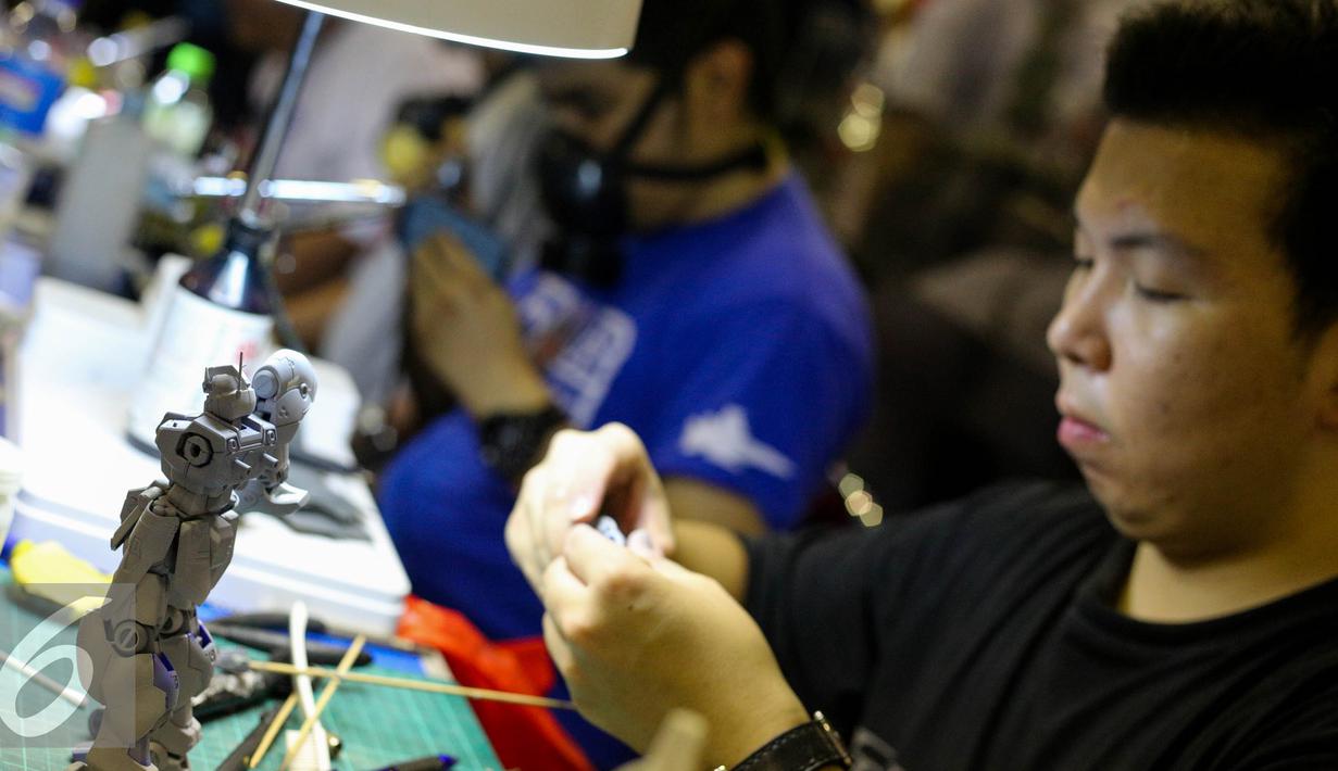 Peserta merakit action figure saat pameran Toys Fair 2015 di Balai Kartini, Jakarta, Minggu (16/8/2015). Pameran ini menampilkan 250 booth, mulai dari komik hingga perlengkapan cosplay. (Liputan6.com/Faizal Fanani)