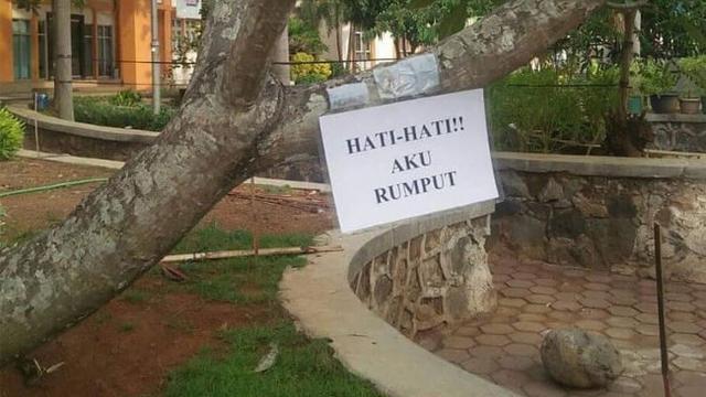 Deretan Spanduk di Taman Bermain Super Kocak, Sukses Bikin Orang Kesal