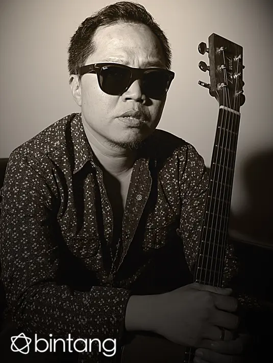 Sandhy Sondoro mendapat inspirasi menulis lagu dari mana saja di mana topiknya tentang kehidupan, terutama cinta dan kasih sayang. Bagi Sandhy, hidup tanpa cinta tidak aka nada maknanya. (Nurwahyunan/Bintang.com)