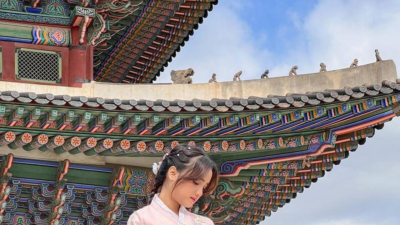 Bak Putri Dari Era Joseon, 8 Foto Cantik Fuji Saat Mengenakan Hanbok