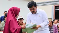 Menteri Agraria dan Tata Ruang/Badan Pertanahan Nasional (ATR/BPN) Hadi Tjahjanto Dalam kunjungan kerjanya di Provinsi Jambi, dia menyerahkan sertifikat redistribusi tanah eks Hak Guna Usaha (HGU) PT Sawit Desa Makmur seluas 200 Hektare. (Foto: Istimewa).