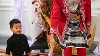 Presiden Joko Widodo ditemani cucunya, Sedah Mirah dan Panembahan Al Nahyan Nasution pada Upacara Peringatan Detik-Detik Proklamasi Kemerdekaan ke-77 Republik Indonesia di Istana Merdeka, Jakarta, Rabu (17/8/2022). Tampak kedua cucu bermain di depan presiden Jokowi dan sesekali bergelayutan di tangan Presiden Jokowi. (Foto: Muchlis Jr - Biro Pers Sekretariat Presiden)